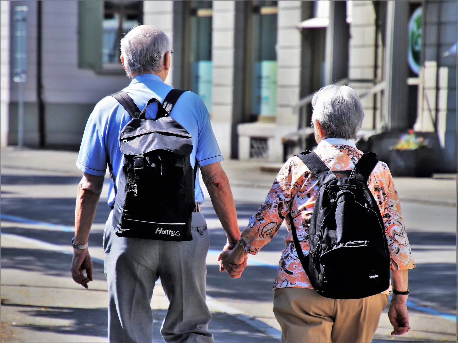 Casal de idosos caminhando de mãos dadas